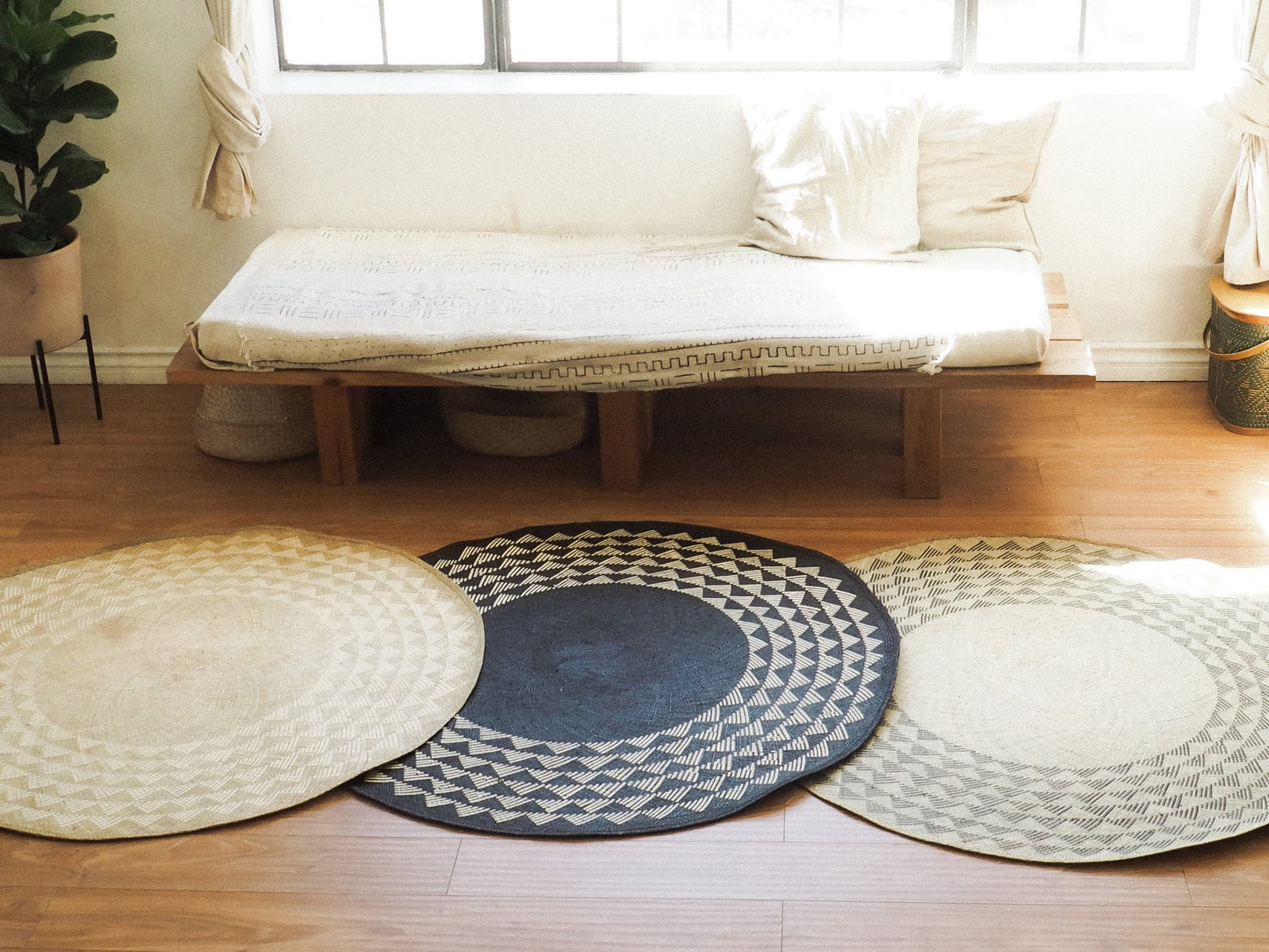 White Triangle Mat | 4' Round | Natural Base